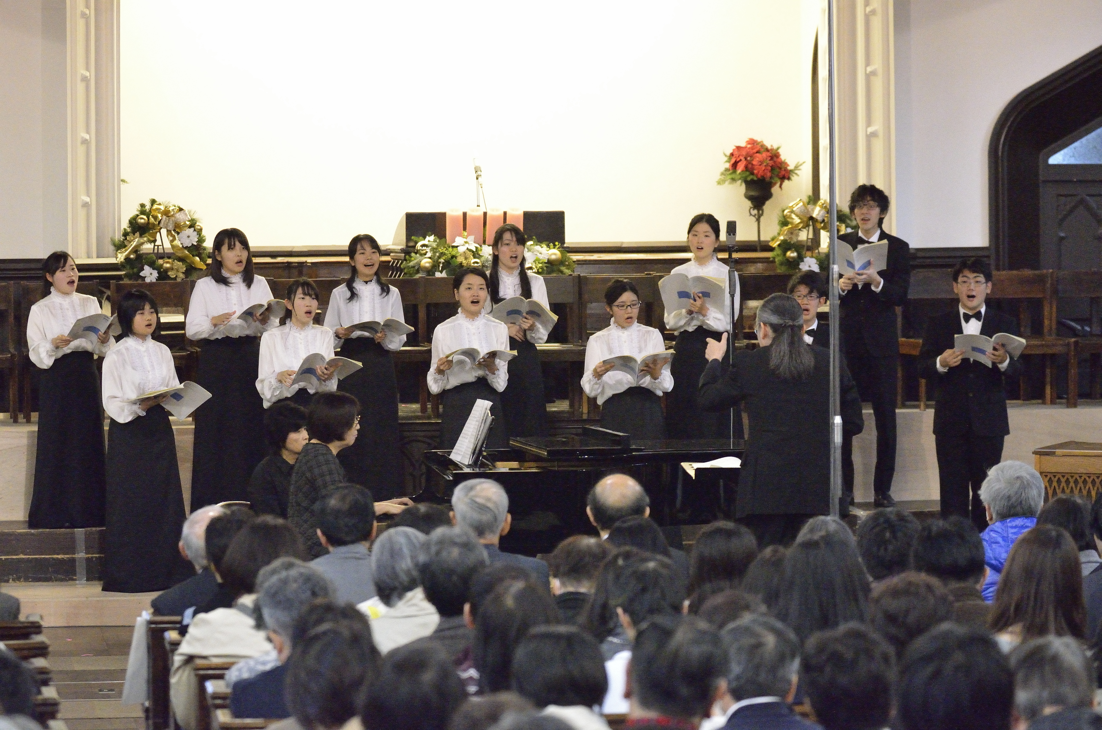 演奏会の様子。表情豊かに歌い上げました。