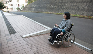 G館