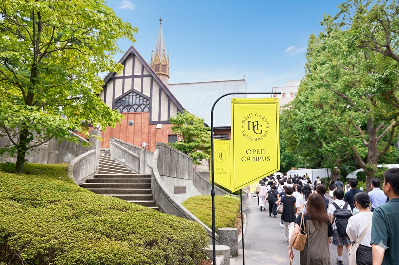 礼拝堂前を歩くオープンキャンパス来場者