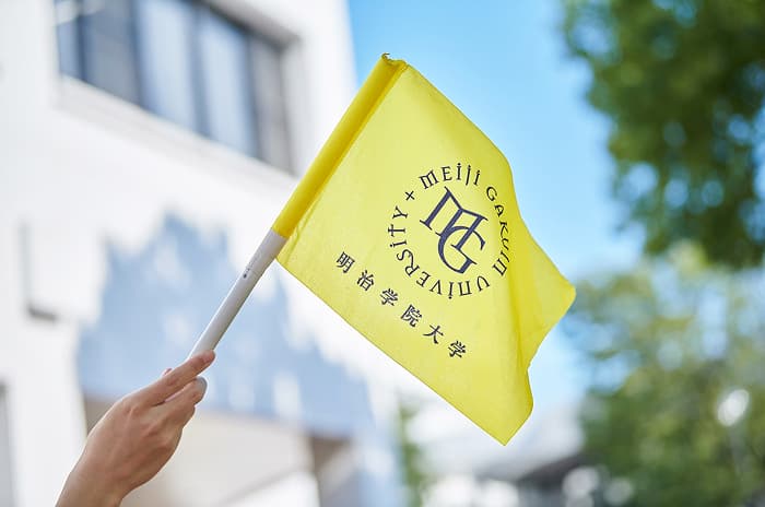 青空にはためく明治学院大学の旗
