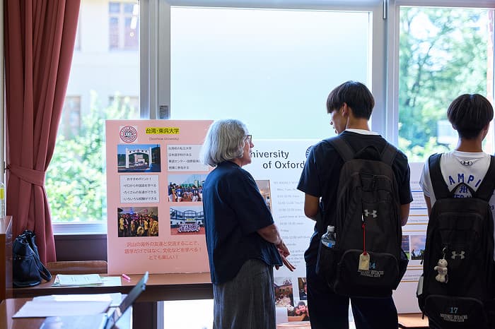 留学プログラムの展示を見る来場者