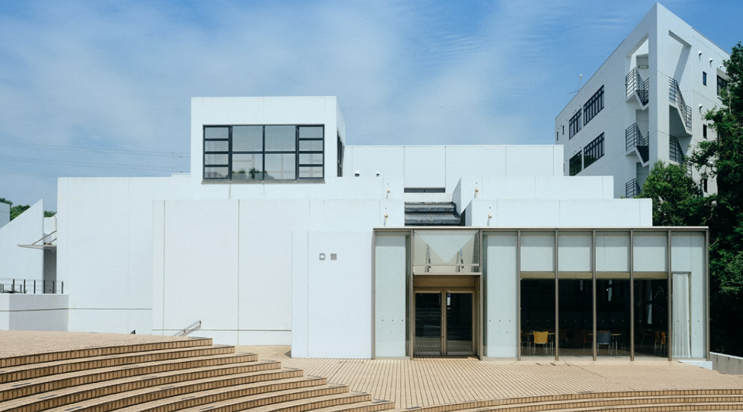 D館