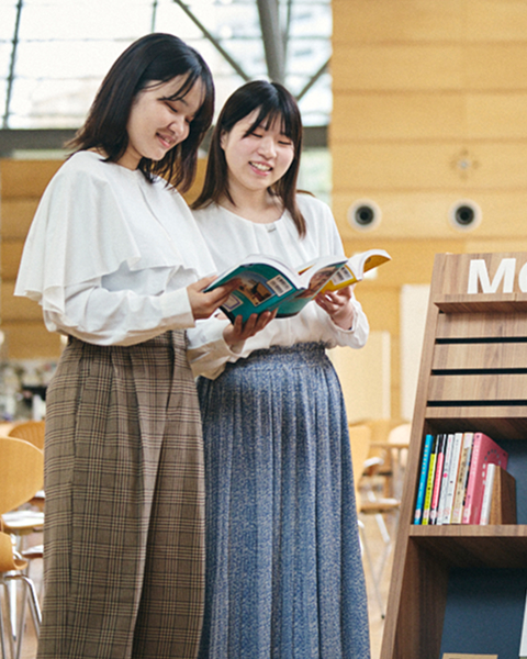 白金キャンパスのMGBOOKSPOTを利用する様子