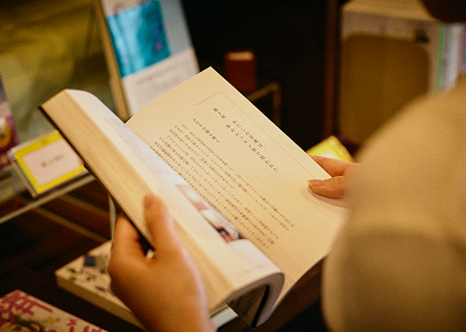 横浜キャンパスのMGBOOKSPOTを利用する様子