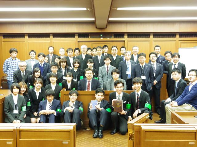 法廷教室での記念撮影(士業倶楽部の先生方と学生実行委員)