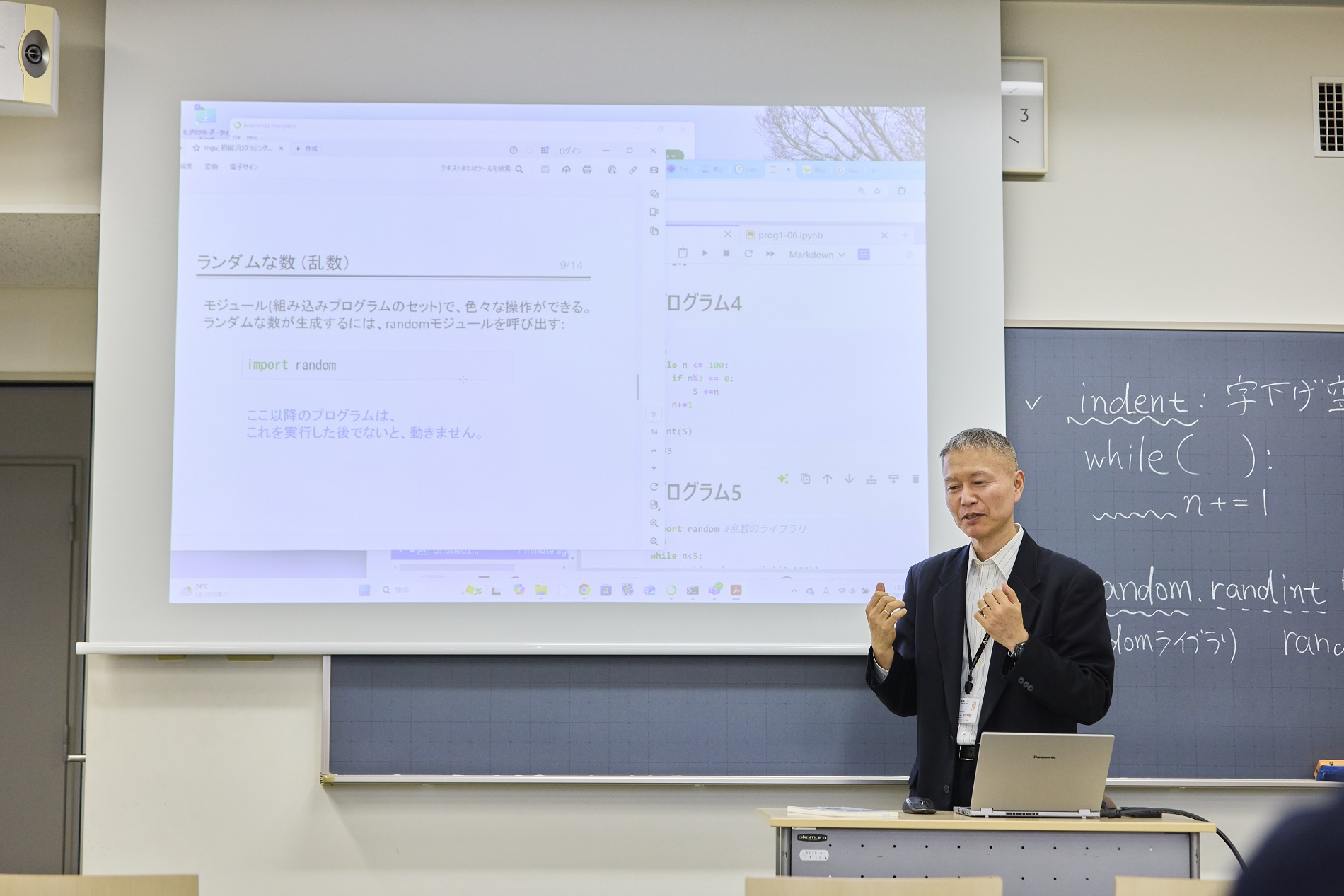 授業で研究内容を説明している風景