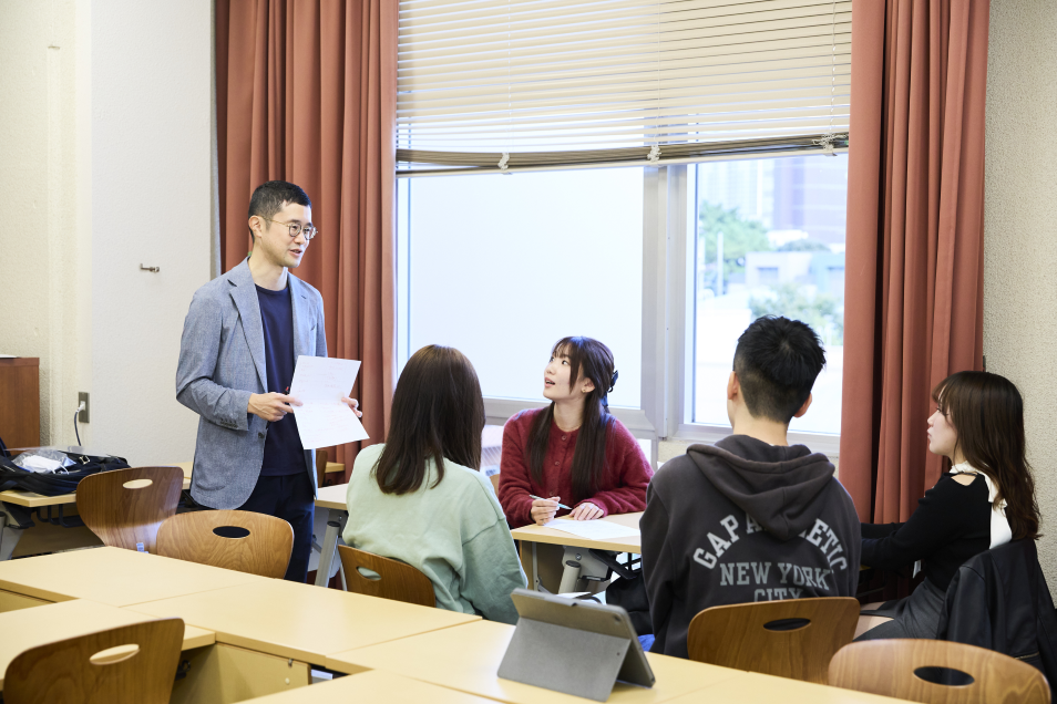 「働くこと」をテーマに、集まったゼミ生たちと意見交換