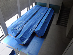画像:新図書館で使用する什器の一部はA館にて保管