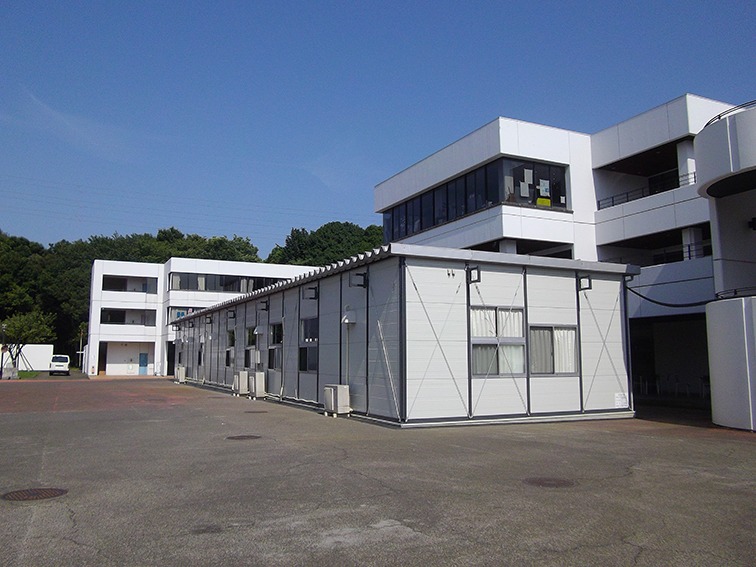 プレハブ棟外観