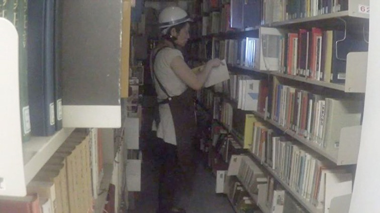 請求された地下書庫の資料取り出し