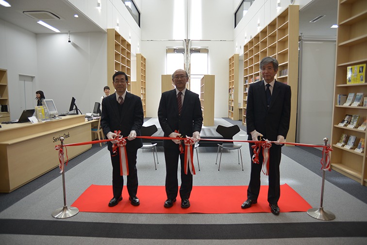小暮学院長、鵜殿学長、吉井副学長による オープニングセレモニーテープカット