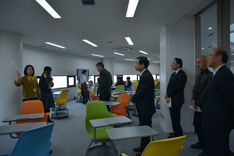 学生サポーターが出席者に館内を 案内しました
