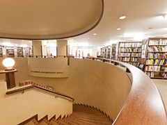 白金図書館 階段下